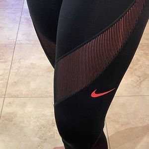 Women’s Nike Pro Hyper Warm Leggings (M)